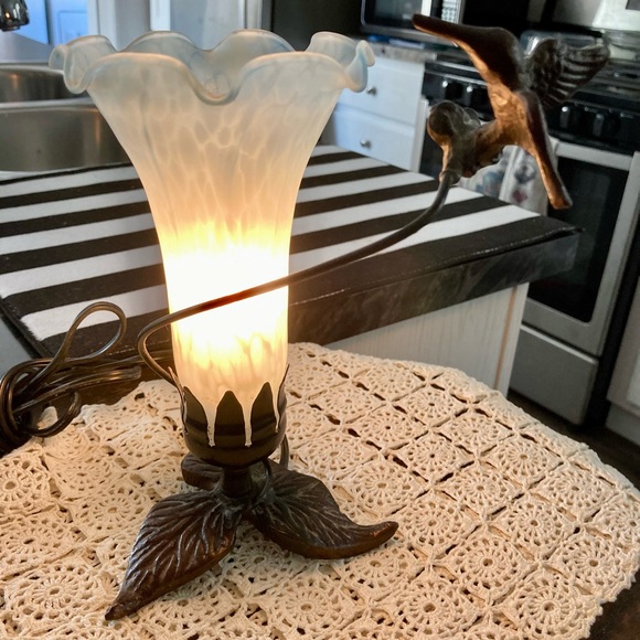 VINTAGE HUMMINGBIRD LIGHT IN EXCELLENT USED CONDITION.  IDEAL FOR BEDROOM. - Picture 2 of 5